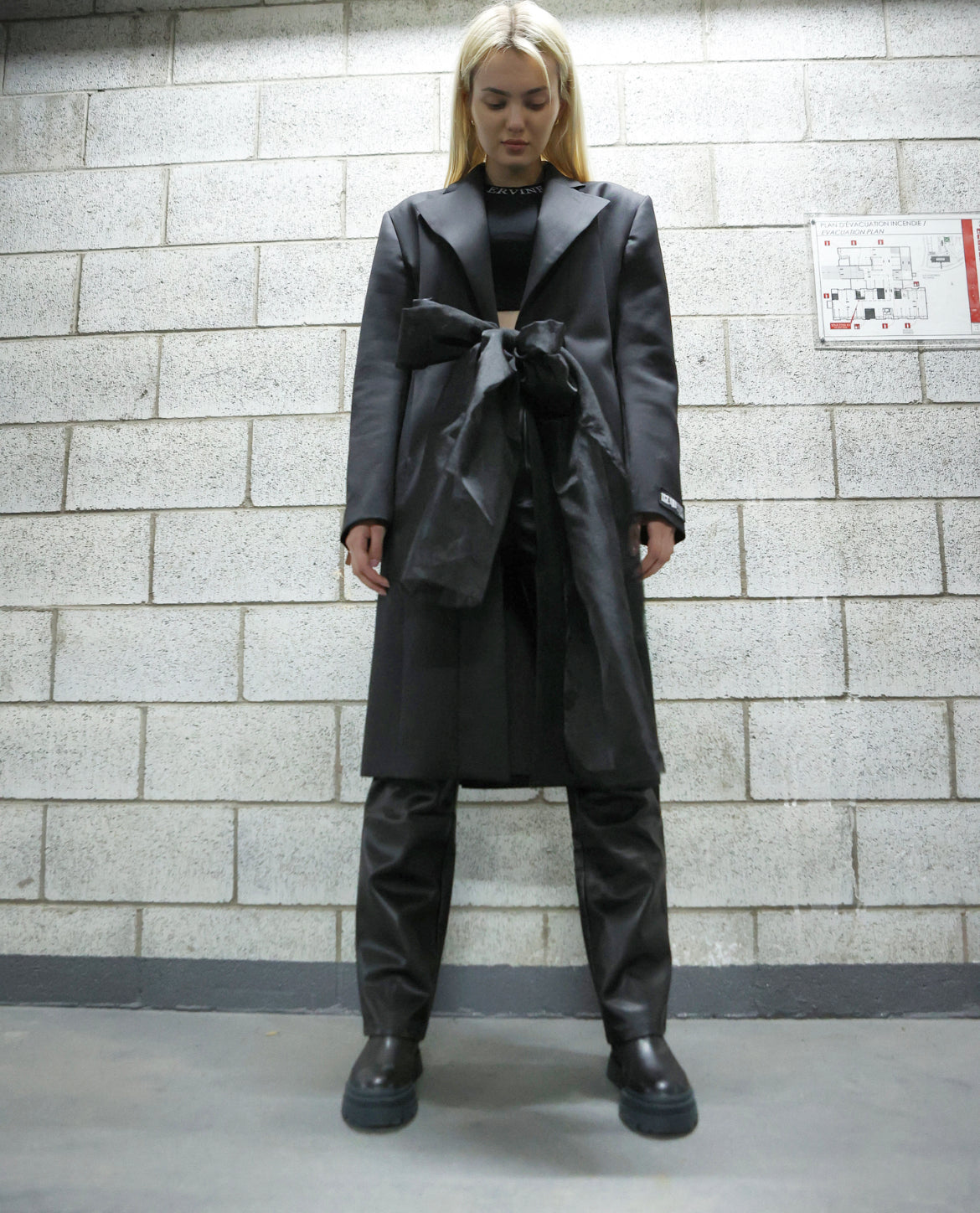 Pantalon taille haute en similicuir par NA-KD